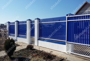 Фото забора из синего штакетника в Чебоксарах